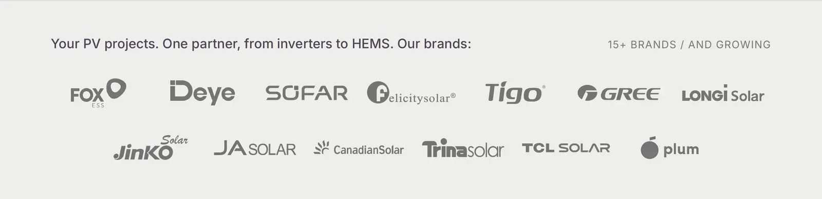 Pas marek na rewersie: zdanie „Your PV projects. One partner, from inverters to HEMS. Our brands:”, podpis „15+ BRANDS / AND GROWING” i trzynaście szarych logotypów w dwóch rzędach: FoxESS, Deye, SOFAR, Felicity Solar, Tigo, GREE, LONGi Solar, Jinko Solar, JA Solar, Canadian Solar, Trina solar, TCL Solar i Plum.