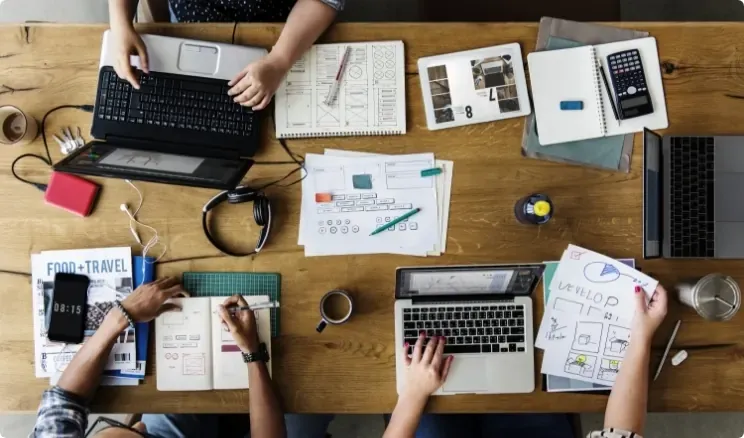 Zdjęcie wspólnego biurka pracowników agencji marketingu cyfrowego