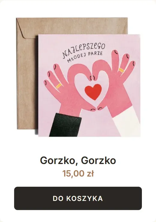 Kartka „Gorzko, Gorzko” na tle brązowej koperty: dłonie pary młodej z obrączkami składają się w serce na różowym tle.